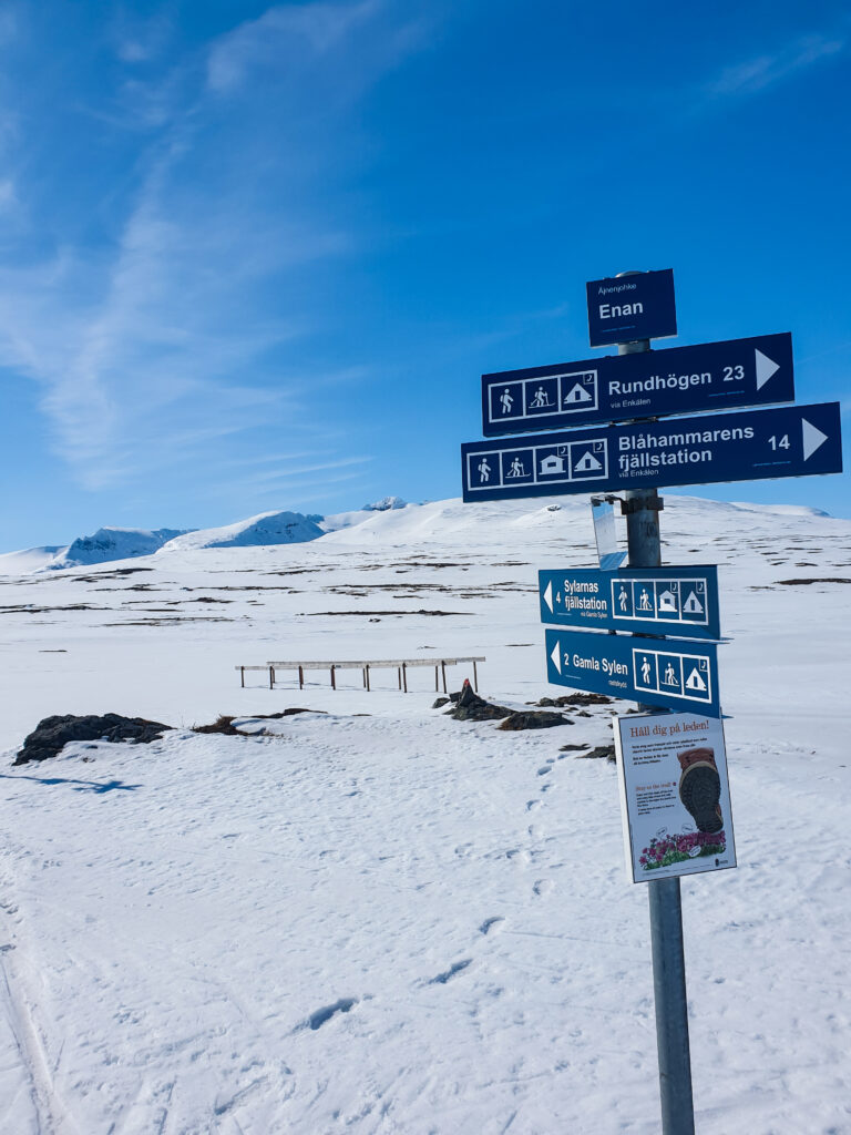 Ledskylt vid Enan mot Sylarna och Blåhammaren på vinterfjället