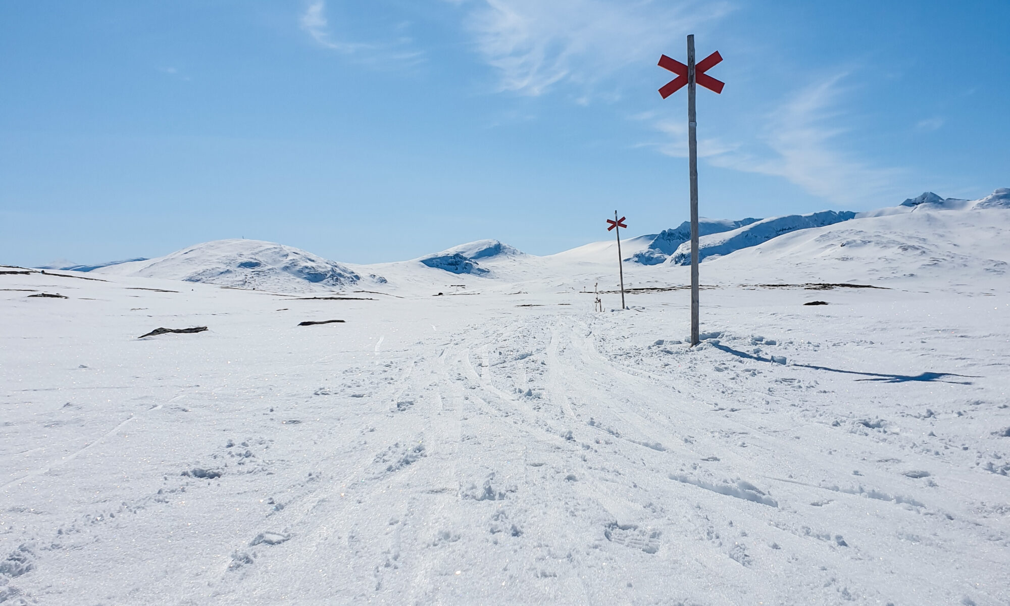 Vårskidåkning runt Jämtlandstriangeln på skate längdskidor