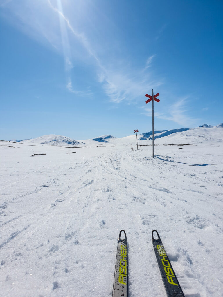 Vårskidåkning runt Jämtlandstriangeln på skate längdskidor