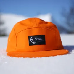 Vöks Outdoor orange five-panel keps i snö