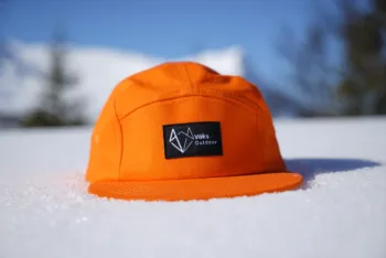 Vöks Outdoor orange five-panel keps i snö