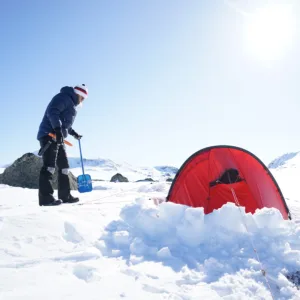 Vintertur med tält. Kall och fin vinterdag. Hilleberg tält i solsken i gnistrande vit snö. 
