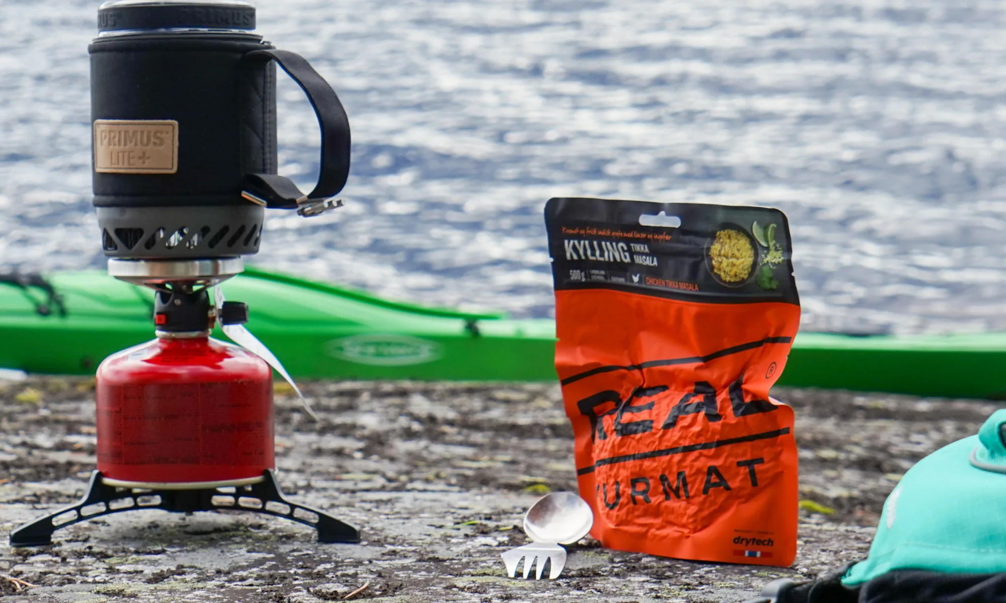 Lunchpaus på en paddeltur med kajak. Stormkök och frystorkad mat. Real Turmat