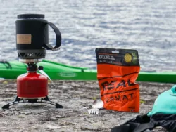 Lunchpaus på en paddeltur med kajak. Stormkök och frystorkad mat. Real Turmat