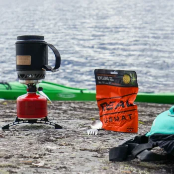 Lunchpaus på en paddeltur med kajak. Stormkök och frystorkad mat. Real Turmat