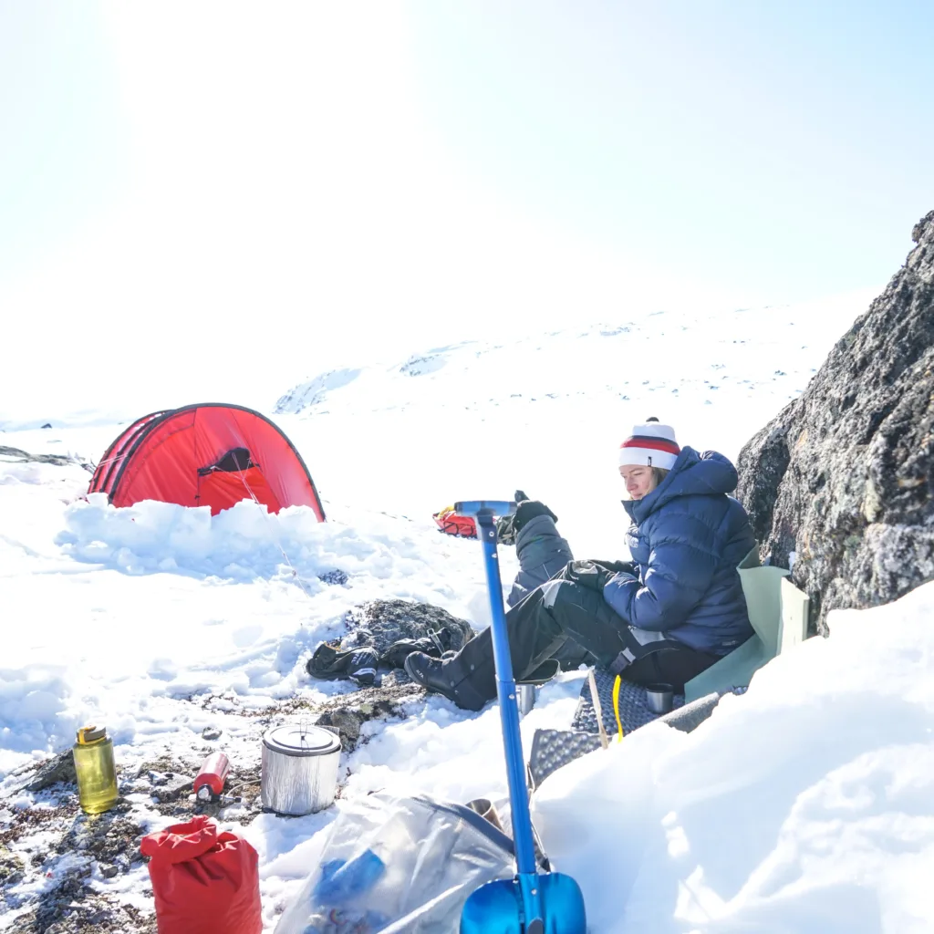 Solar vid tältplatsen under en vintertur