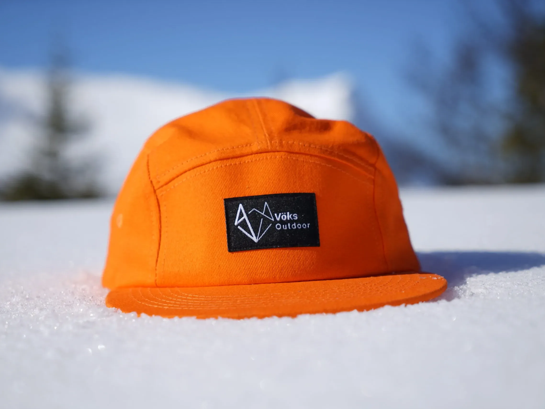 Vöks Outdoor orange five-panel cap in snow
