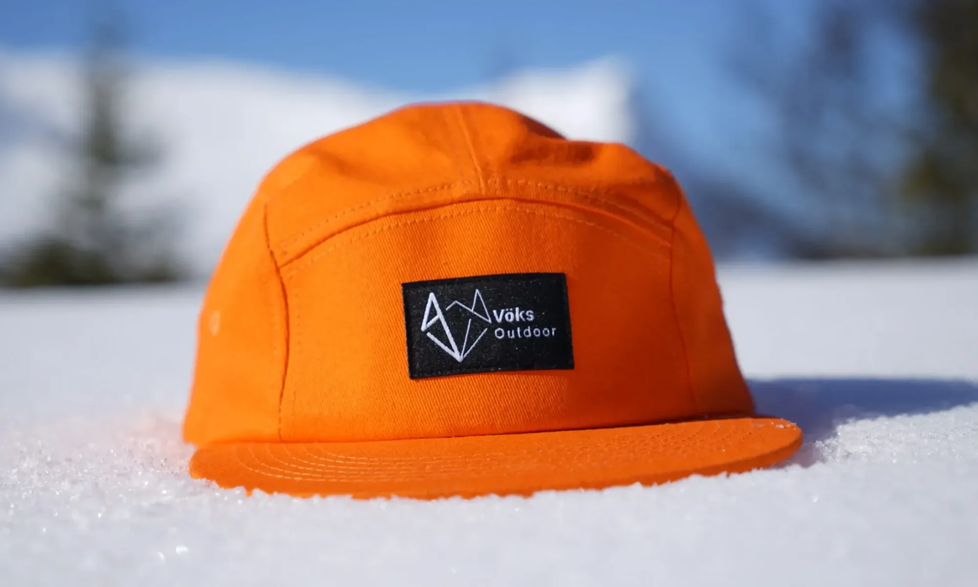 Vöks Outdoor orange five-panel keps i snö